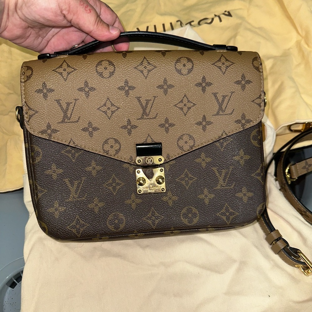 Louis Vuitton reverse pochette Métis